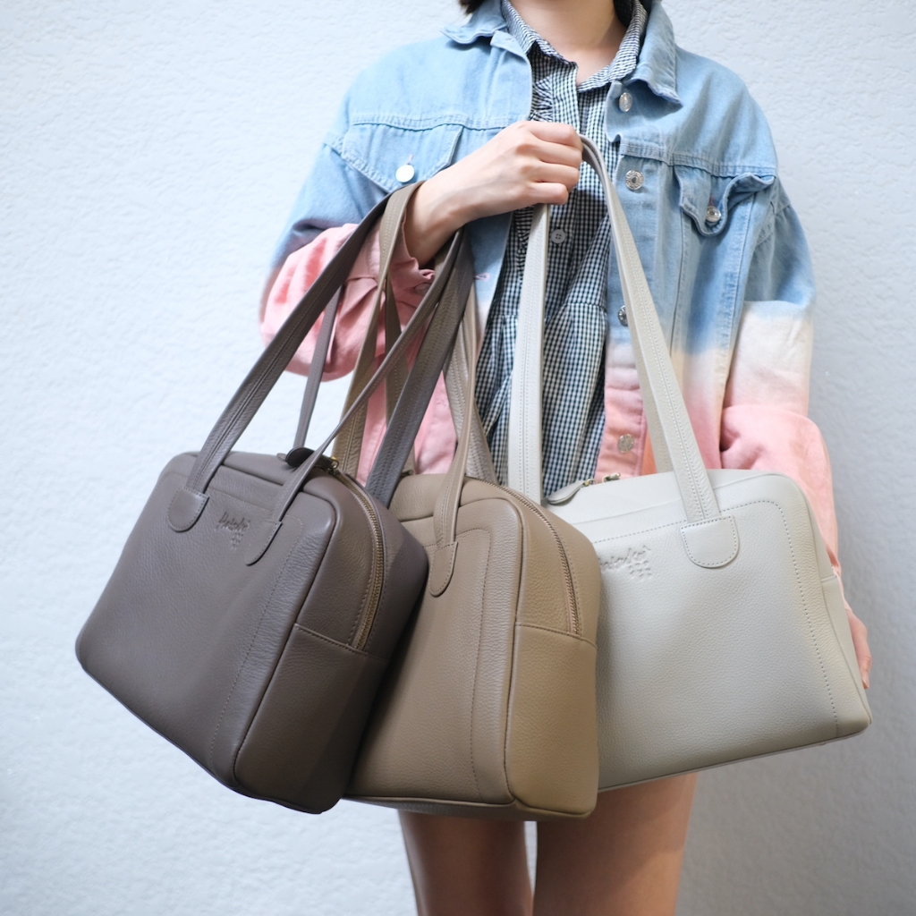 ใหม่!! กระเป๋าสะพายขึ้นไหล่ ใส่ iPad ได้ทุกรุ่น ใบใหญ่แต่เบาและจุมาก Musubi-M Hatsukoi Leather Bag