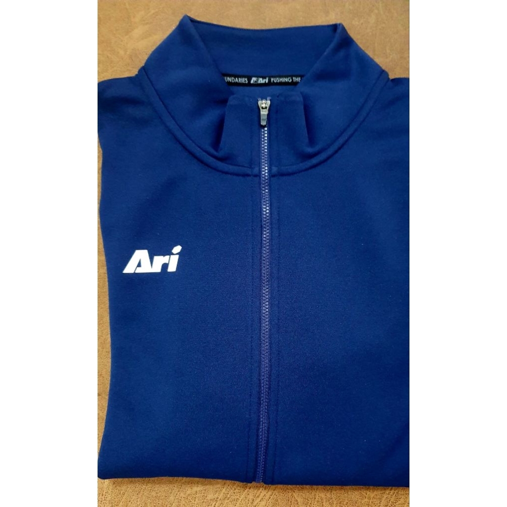 ARI ESSENTIAL TRACK JACKET  Ari Gear เสื้อแจ็กเก็ตผ้า