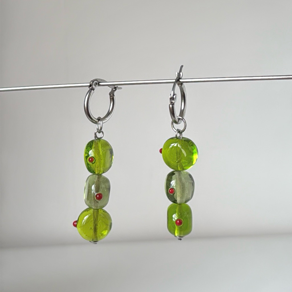 Morethanyoursee | Olive Earrings ต่างหูห่วงสแตนเลส ลูกปัดมะกอกโอลีฟงานแก้วมูราโน่