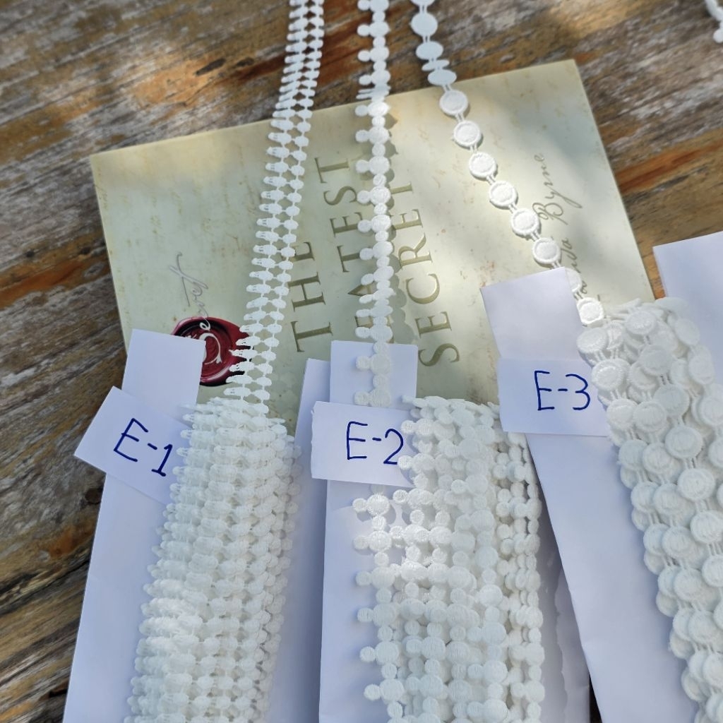 รหัส E1-3  แถบลูกไม้ สีขาว ตกแต่งขอบเสื้อผ้า ขอบลูกไม้ ลูกไม้คอตต้อน