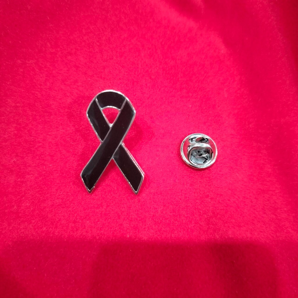 16ชิ้นสุดท้ายงานไทยนะคะ มีพร้อมส่งทุกวัน เข็มกลัดไว้อาลัยทำจากโลหะ ขาเป็นหมุดล็อค งานดีมากค่ะ