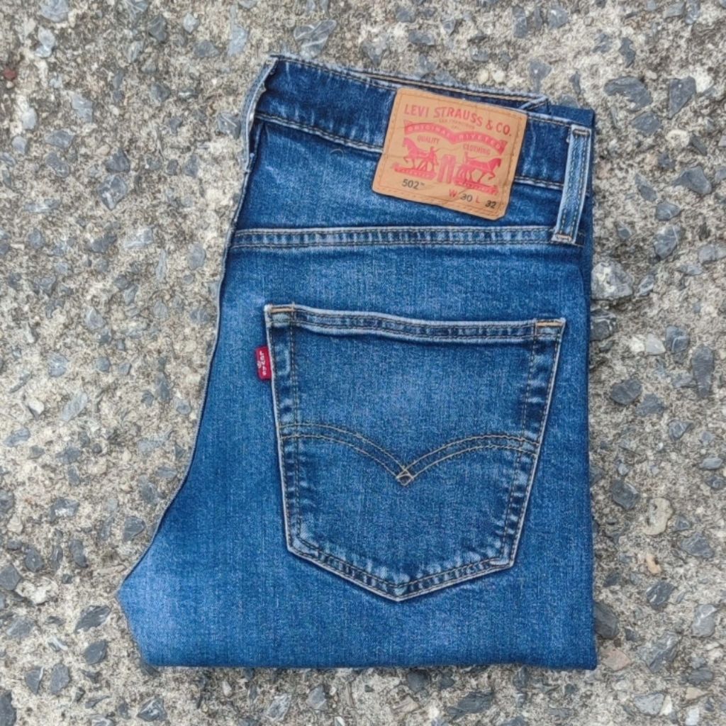 J47/31 กางเกงยีนส์มือสอง 502 เอววัดจริง 31.5" ยาวทั้งตัว 40.5" ปลายขา 6.5" ผลิต Pakistan ผ้ายืด 2%