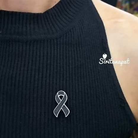 เข็มกลัดไว้อาลัย ติดเสื้อทั่วไปรวมถึงสูทได้ เหมาะกับผู้ต้องการความเบาหรือเด็กและผู้สูงอายุ