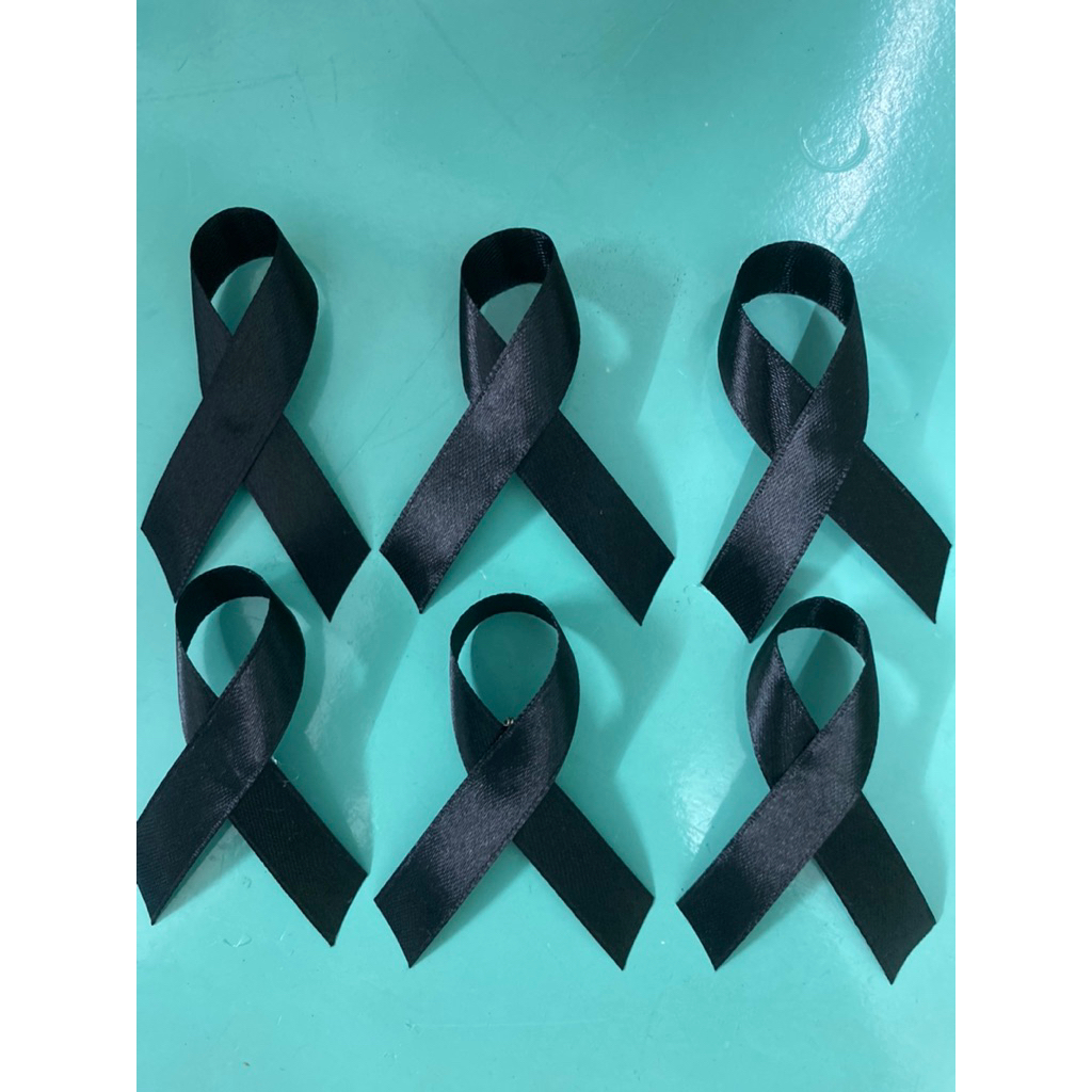 โบว์เข็มกลัดดำขนาดประมาณ 7cm สำหรับไว้อาลัยข