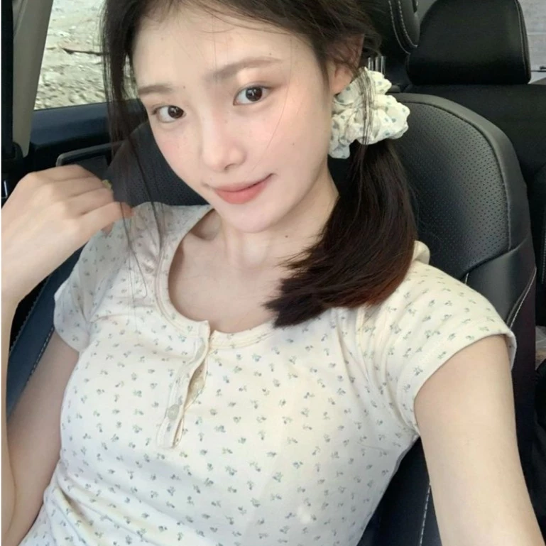 🍒พร้อมส่ง เสื้อครอปเเขนสั้นสีนวลลายดอกไม้ สไตล์เกาหลี🌼ใส่สบาย เสื้อกล้าม🍸#011