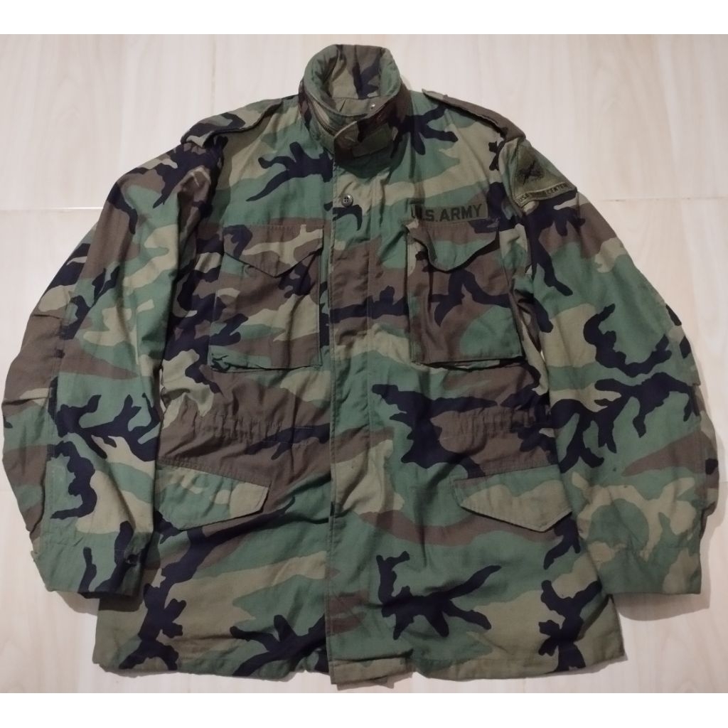 เสื้อทหาร  M65 Field Jacket ลาย woodland ( รหัส CC011 ) อาร์มรถถัง ขนาด Medium Long  สภาพดี ค่อนข้าง
