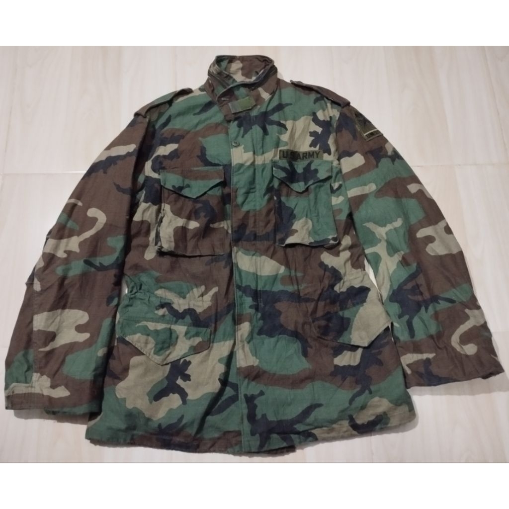 เสื้อทหาร  M65 Field Jacket ลาย woodland ( รหัส CC010 ) อาร์มรถถัง ขนาด Large Long  สภาพใหม่มาก ใช้ง