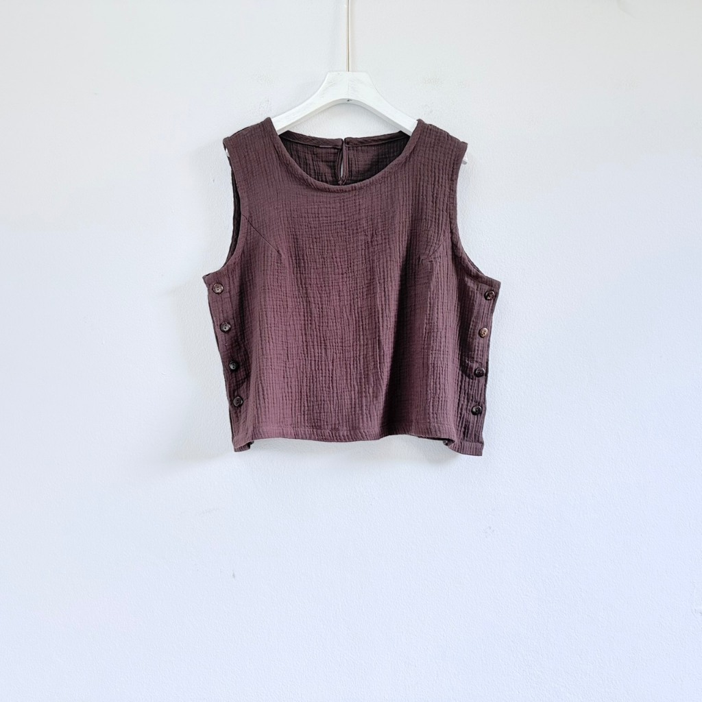 เสื้อแขนกุด เสื้อกั๊ก เสื้อแขนกุดผ้าสาลู ผ้าฝ้ายสาลูสองชั้นอบย่น แต่งกระดุมข้าง ผ้านุ่มมาก ใส่สบาย - รูปที่ 3