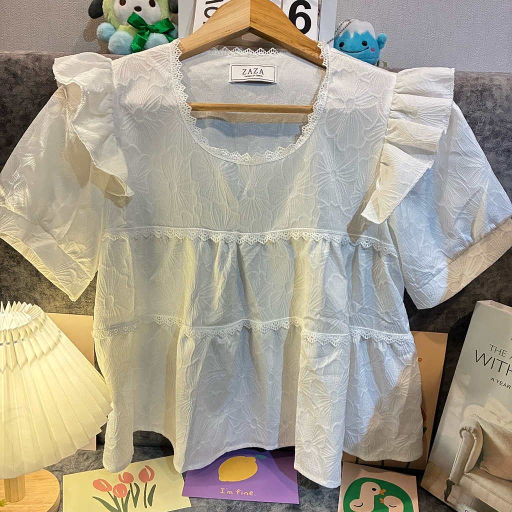 Chindaa Studio  > Used like new ป้าย ZAZA คอกลม แขนตุ๊กตา แต่งระบาย ลูกไม้ ผ้าลายดอกไม้ สีเรียบสีขาว