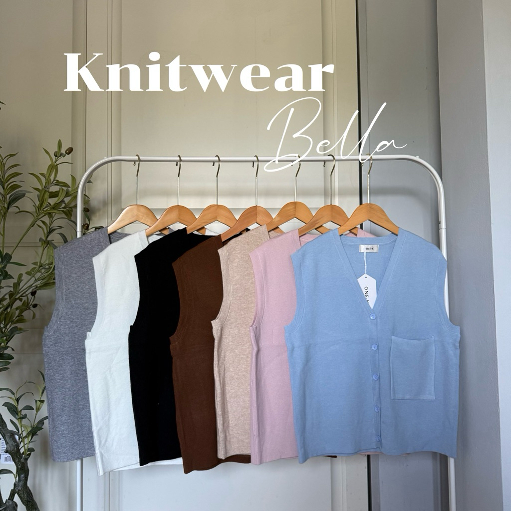 ป้าย One-K] เสื้อกั๊กไหมพรมทรงมินิมอล 🩵✨ ดีเทลกระดุมหน้า พร้อมกระเป๋าเล็กเพิ่มความน่ารัก ผ้าไหมพรมเนื้อนุ่ม ยืดหยุ่นดี