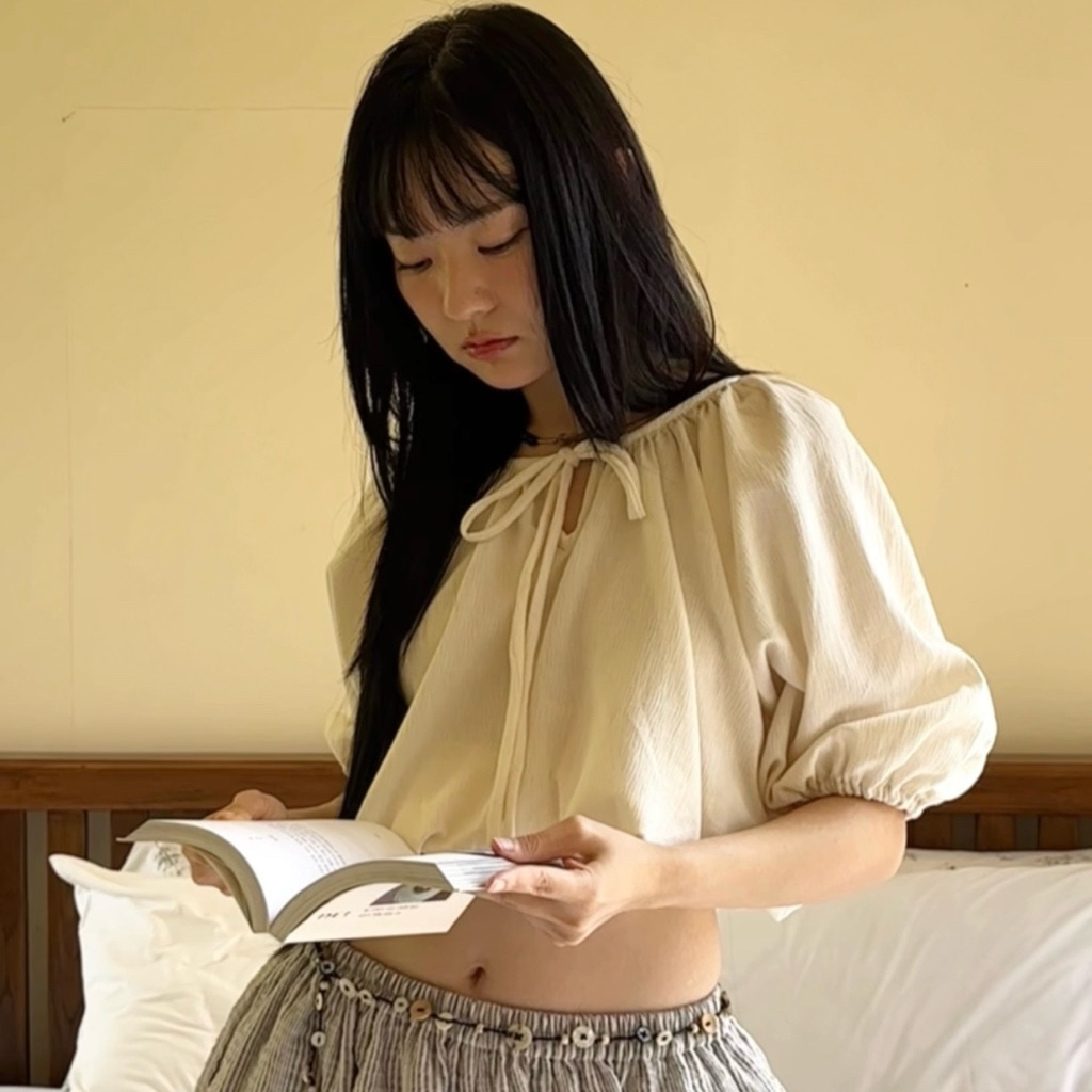 afternoon.tyst | butter top : เสื้อครอปแขนบอลลูน ผ้าฝ้าย ผูกโบว์หน้า