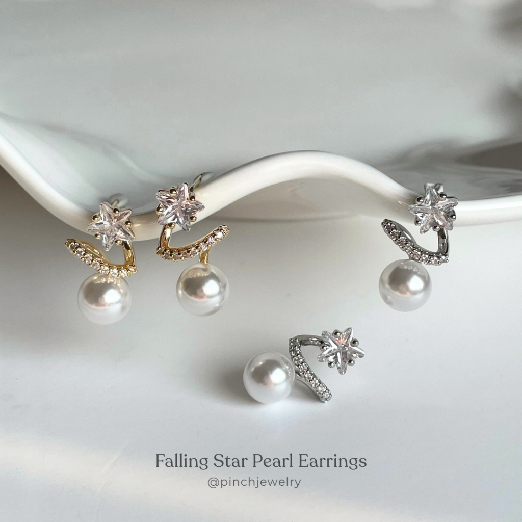 Pinch Falling Star Pearl Earrings ต่างหูดาวประดับมุก