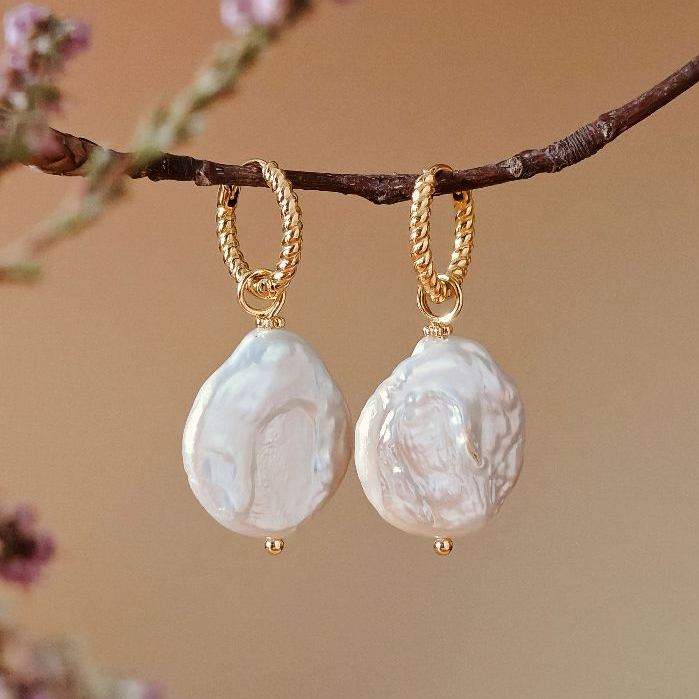 Vachana - Moonseed Bloom Twisted Huggie Hoop Earrings (ไข่มุกเคชิแท้ )