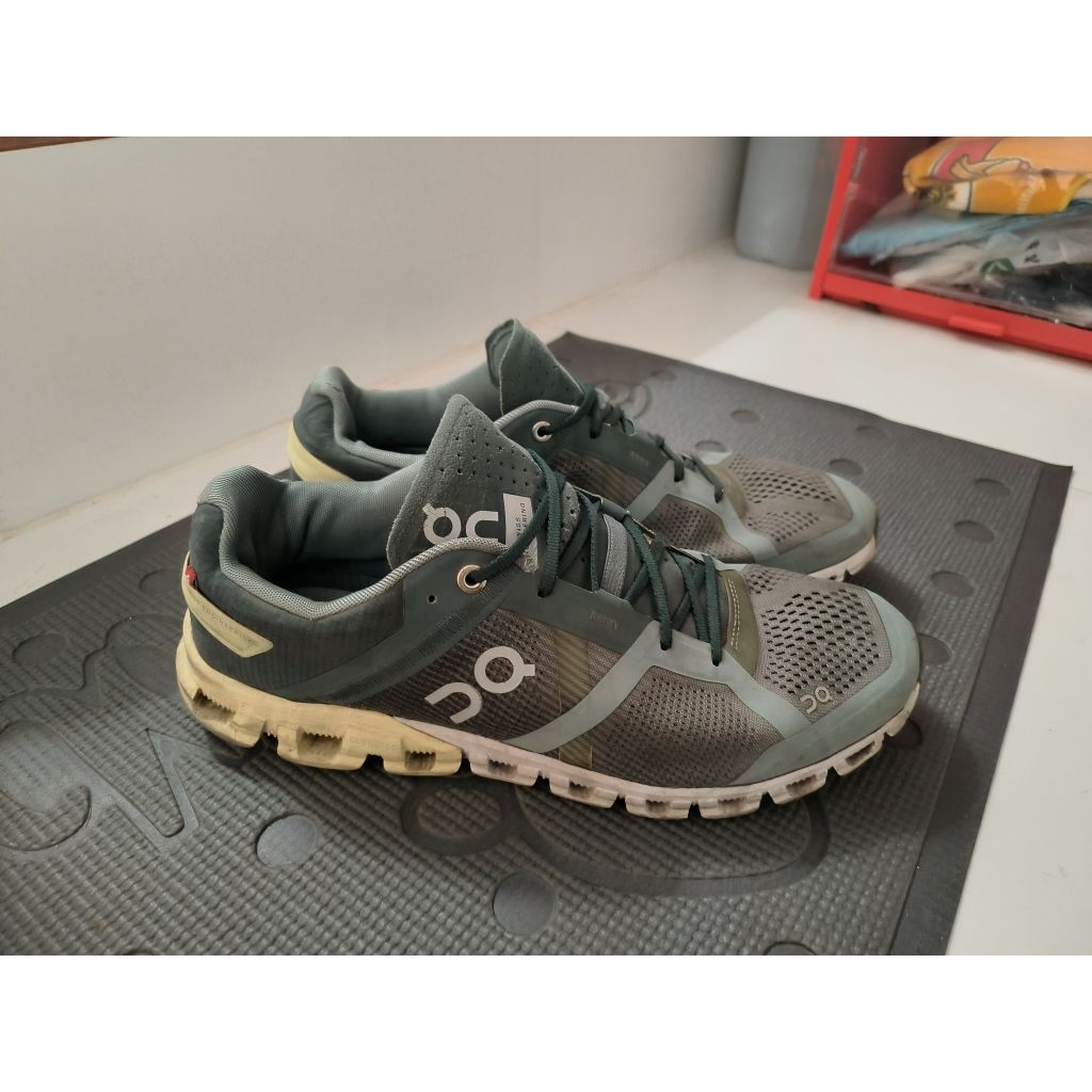 On Cloud รุ่นอะไรไม่รู้เหมือนกันแต่มือสองตามสภาพในรูปเลย Size US W10 ไม่มีกล่องให้นะ ไม่ทราบรุ่นดูรา