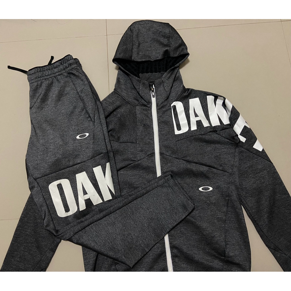 เสื้อแจ็กเก็ตแขนยาวและกางเกงขายาว oakley