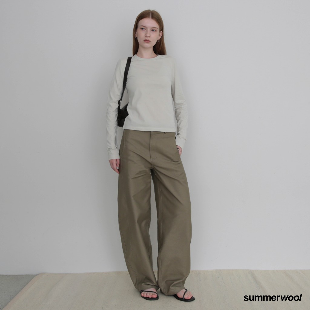 SUMMERWOOL – Jamie Pants: Olive Green Curved Leg Trousers กางเกงขายาวสีโอลีฟ ทรงโค้ง