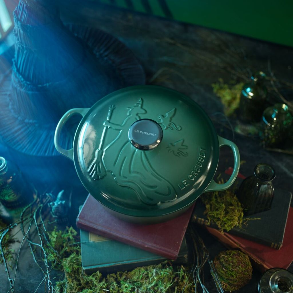 หม้อเหล็กหล่อทรงกลม รุ่นElphaba Relief ขนาด24cm Signature 24cm Round Oven with Elphaba Relief