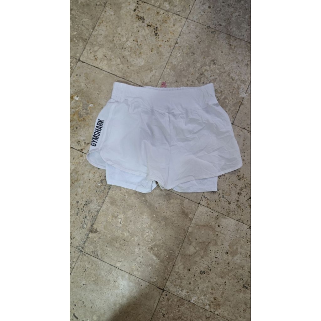 กางเกงออกกำลังกายขาสั้นยิมชาร์ค สีขาว Gymshark ผญ. มือสองแท้ 100%