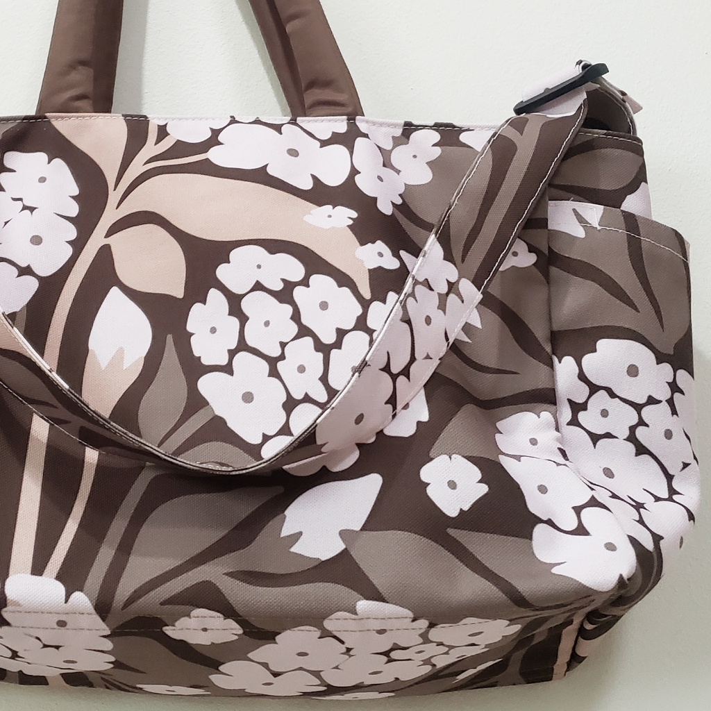 พร้อมส่ง Hello Daisy- Brownie collection  กระเป๋าลายดอกสีน้ำตาล  มีซิปซับใน และสายสะพายนุ่มนิ่ม - รูปที่ 5