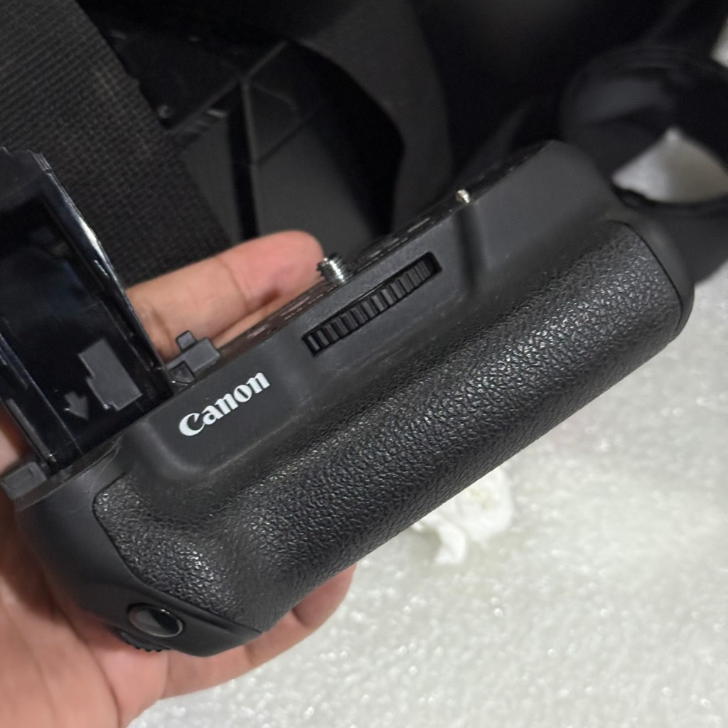 กริป canon  BG-E18 ใส่ Canon 750d / 760D /8000d ของแท้มือสอง