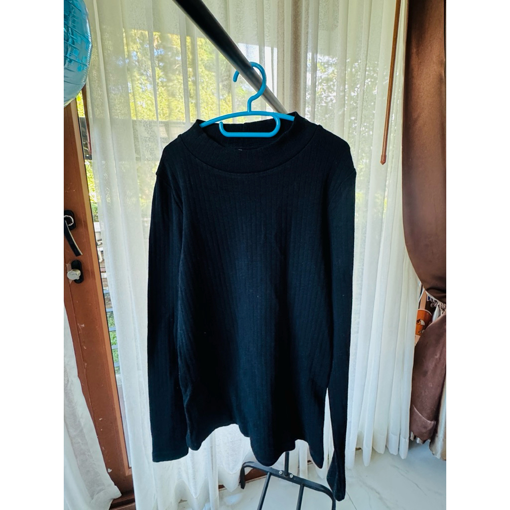 เสื้อuniqloคอปีนสีดำ