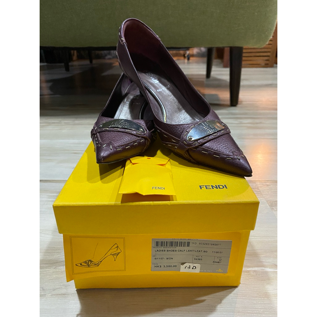 รองเท้า FENDI มือ2ของแท้💯% size 37 สูง 2“  สภาพดีมาก ยางรองส้นรองเท้าแตก มีอะไหล่แท้ในซอง ลูกค้าเอาไ