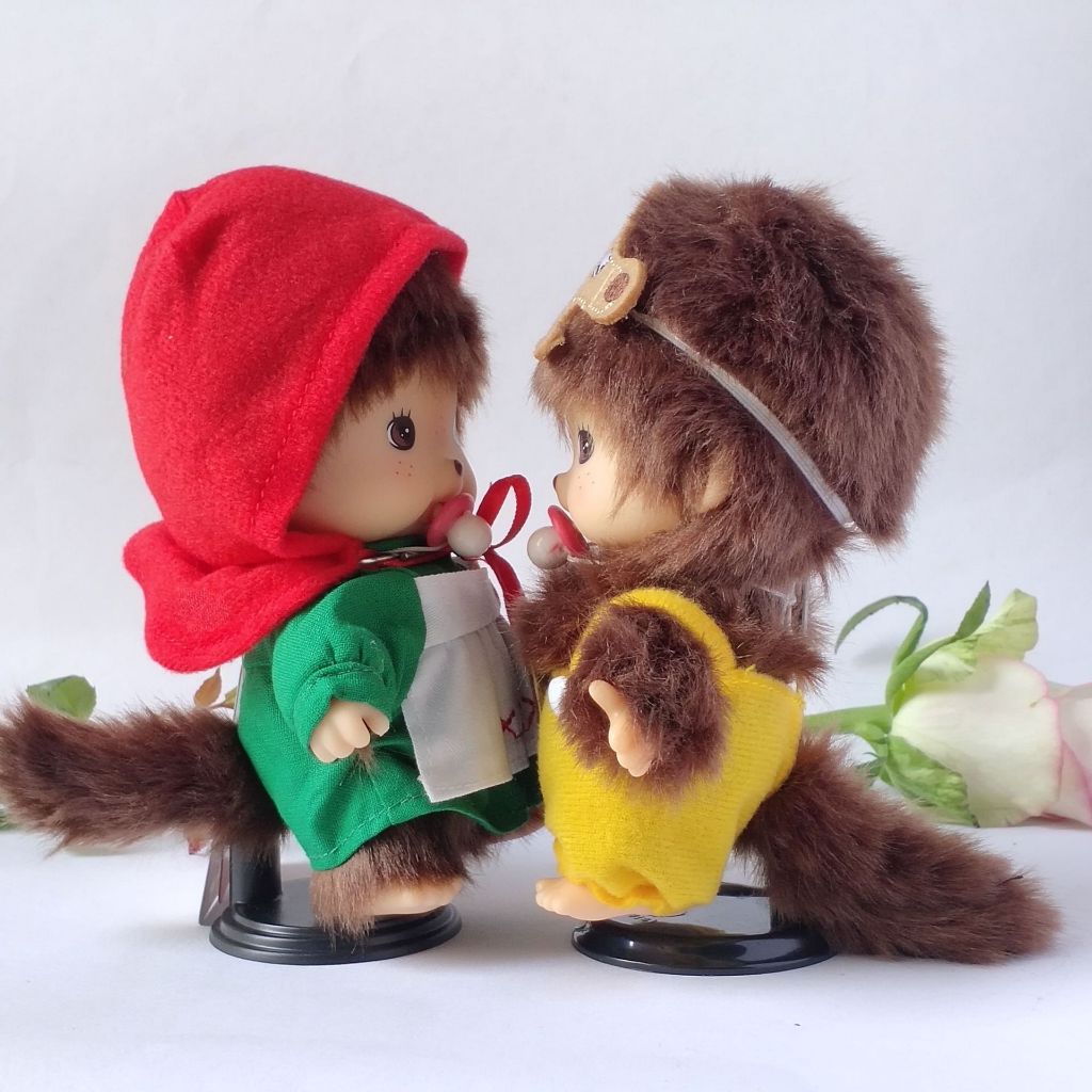 ตุ๊กตา Monchhichi Little Red Riding Hood ของแท้จากญี่ปุ่น ผ้ากันเปื้อน Monchhichi BB สีฟ้าและชมพู พวงกุญแจตุ๊กตา