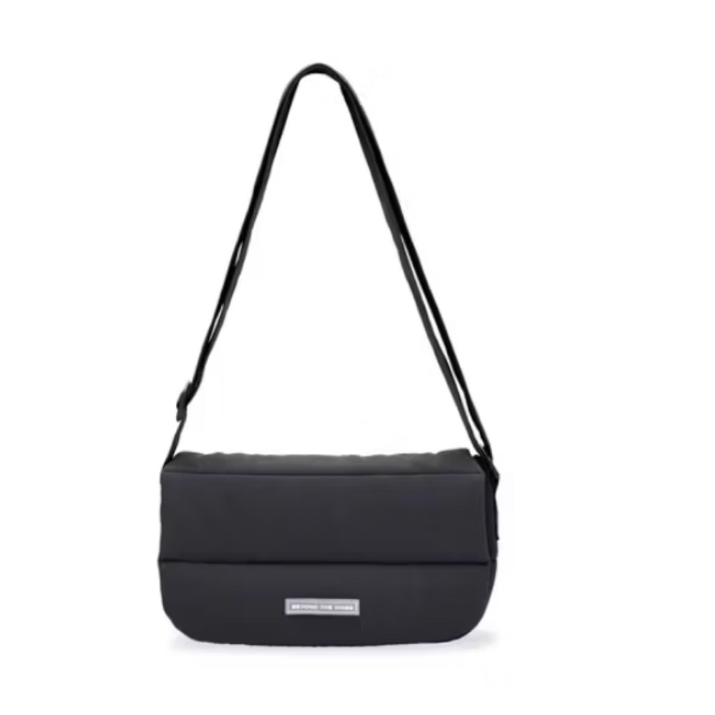 Beyond the vines Pocket Poofy Bag ของแท้ มือ 2 สภาพ99%