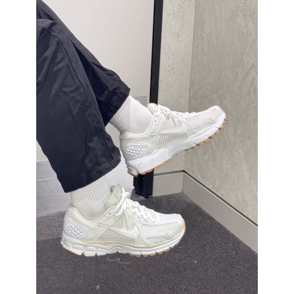 [พร้อมส่ง & พรีออเดอร์] Nike Zoom Vomero 5 - (FJ2028-104) Color: White/Phantom/Summit White - รูปที่ 7