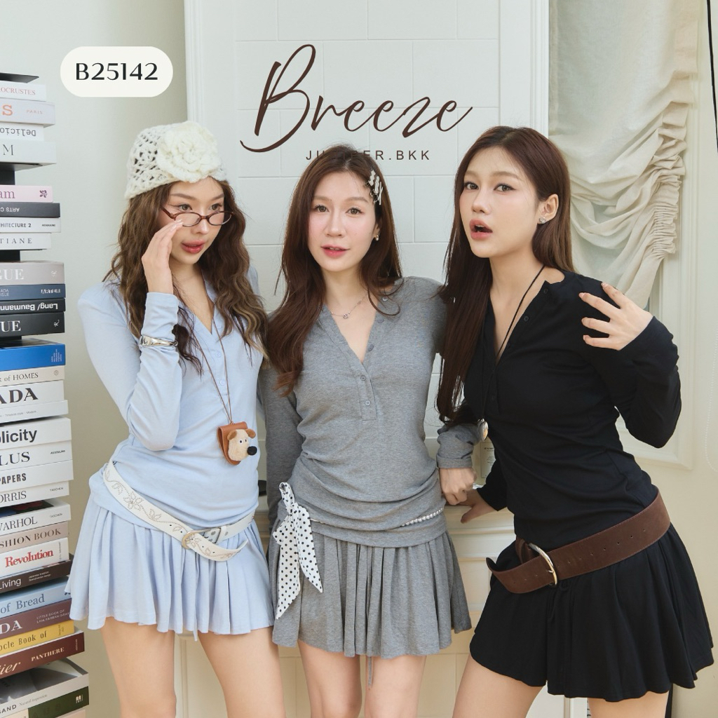 B25142 l BREEZE ชุดเซ็ต กระโปรงทรงพลีทสั้น เสื้อแขนยาว กระดุม คอวี เนื้อนิ่ม เรียบง่ายแต่ดูเก๋
