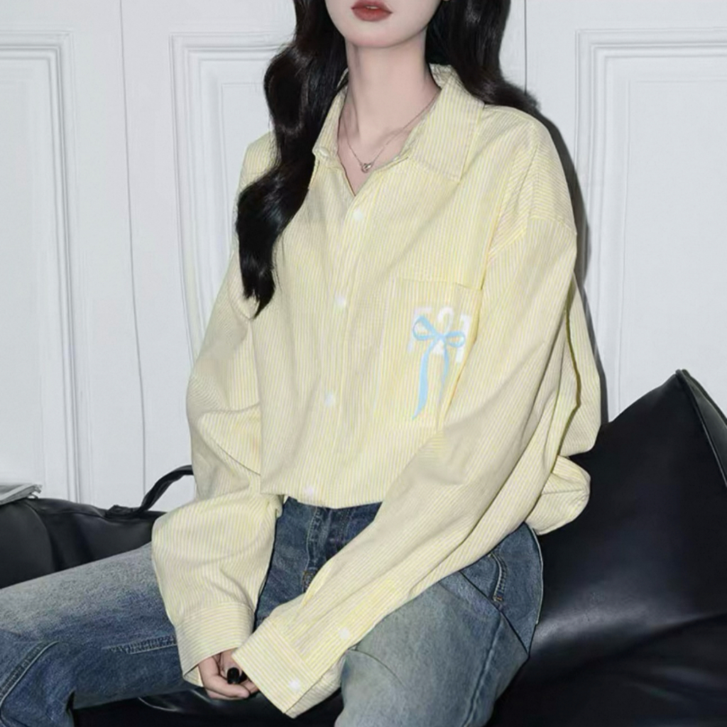 CICI_shop2 | เสื้อลายทางเล็กทรง Oversize แขนยาว เสื้อคอปก สีพาสเทล สกรีนโบว์ตรงกระเป๋า #MO8019
