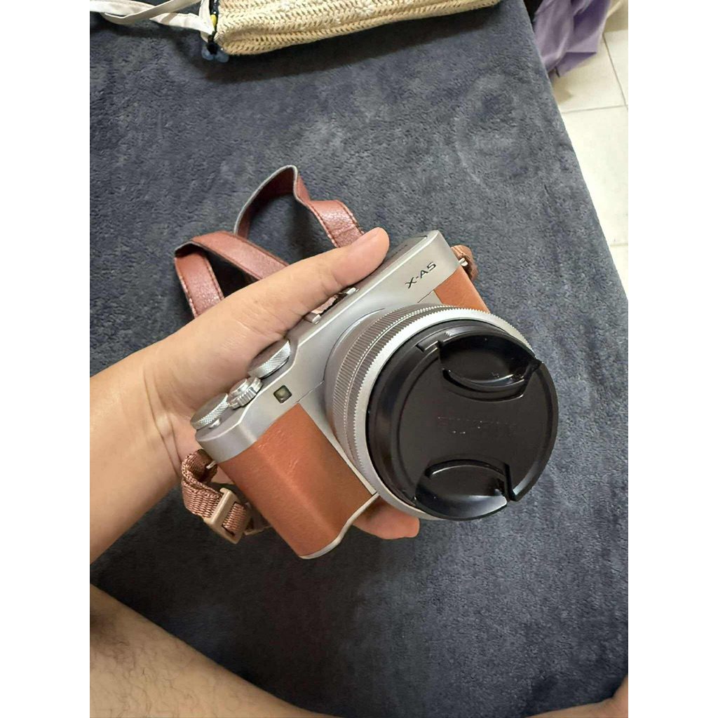 กล้อง Fuji xa5 มือสอง สีน้ำตาล สภาพ 98% ไม่ค่อยได้ใช้งาน มีอุปกรณ์ครบกล่อง แถมกระเป๋าสะพายให้ด้วย