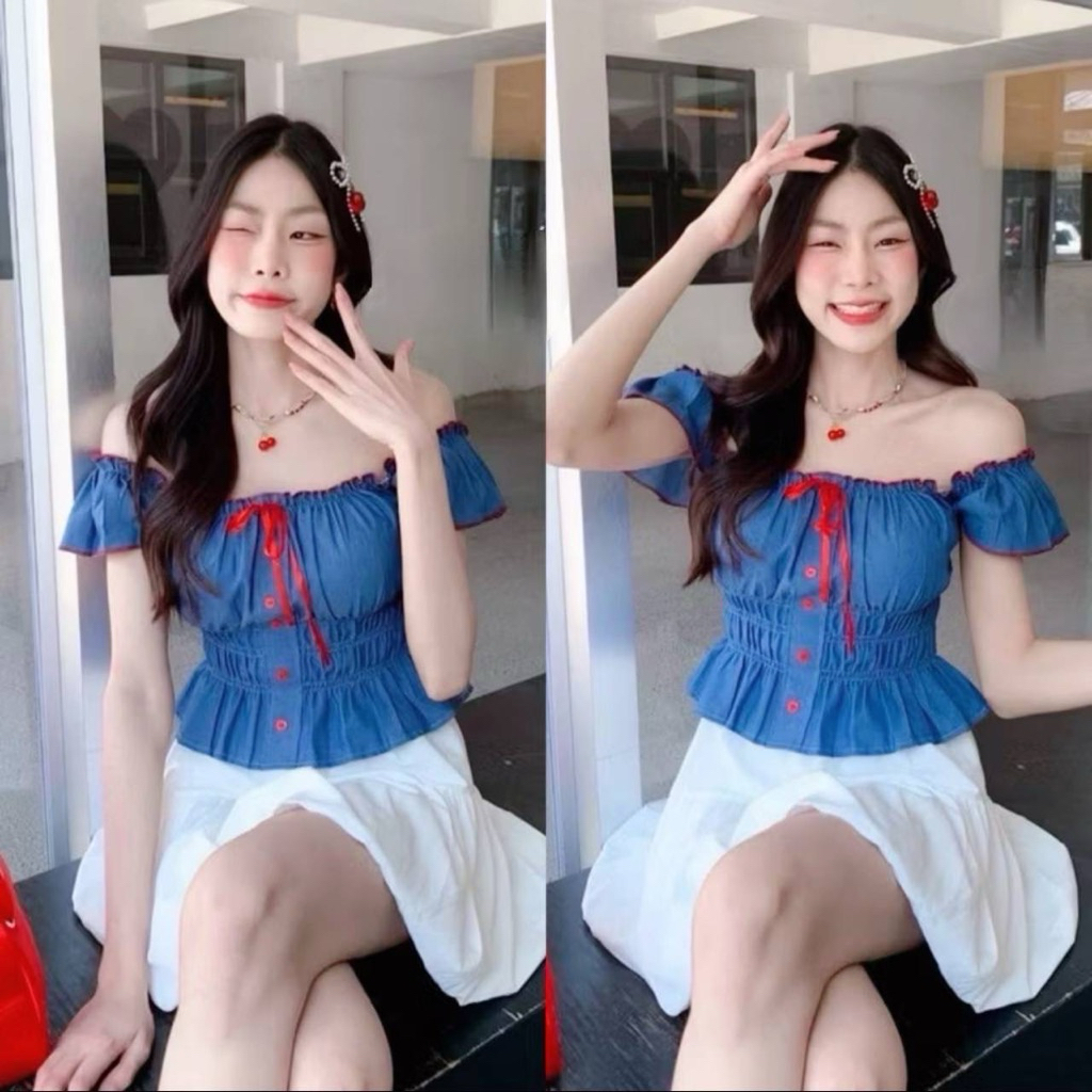🔥aimorn_shop🔥เสื้อยีนส์แขนระบาย คอเหลี่ยม แต่งกระดุมแดงด้านหลังเป็นสม็อค งานสวยมากก