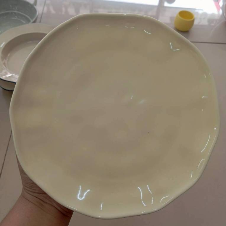จาน จานเซรามิก 8.5 นิ้ว จานแบนขอบหยัก สีครีม จานสวยๆ จานกระเบื้อง จานเซรามิคสวยๆ