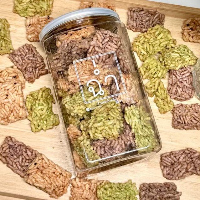 ฉ่ำ  ข้าวแต๋นจิ๋ว (แผ่นเหลี่ยม) ซิกเนเจอร์ของทางร้าน ปรุงรส แตงโม อัญชัน และ ใบเตย