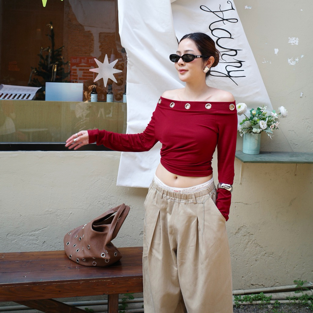 AMUSE BKK - Gweny Top เสื้อปาดไหล่ ดีเทลแต่งห่วงช่วงคอเสื้อ ให้ลุคสวยเบาๆ
