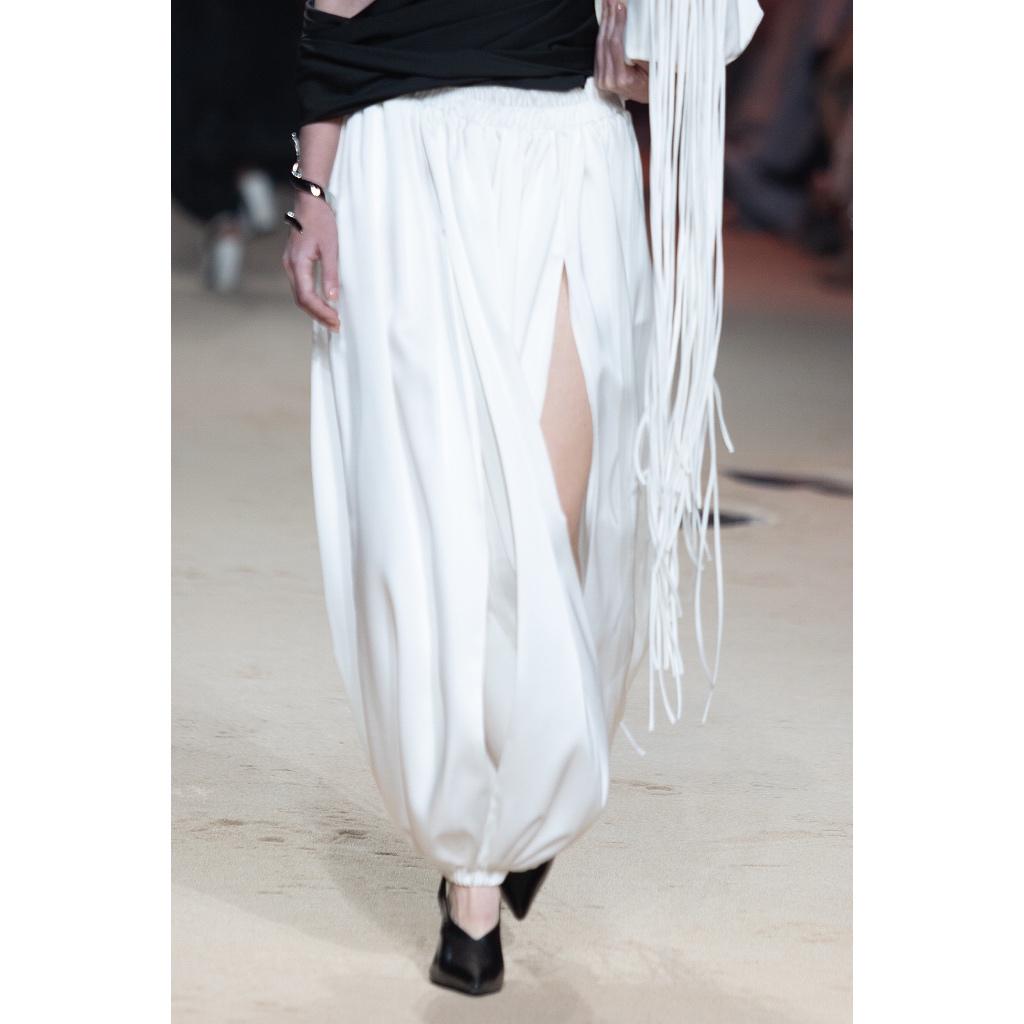 NICHP : The Silent Flow Collection : Alina pants กางเกงทรงบอลลูน ดีไซน์แหวกหน้าขา (Pre-order 3-4 weeks)