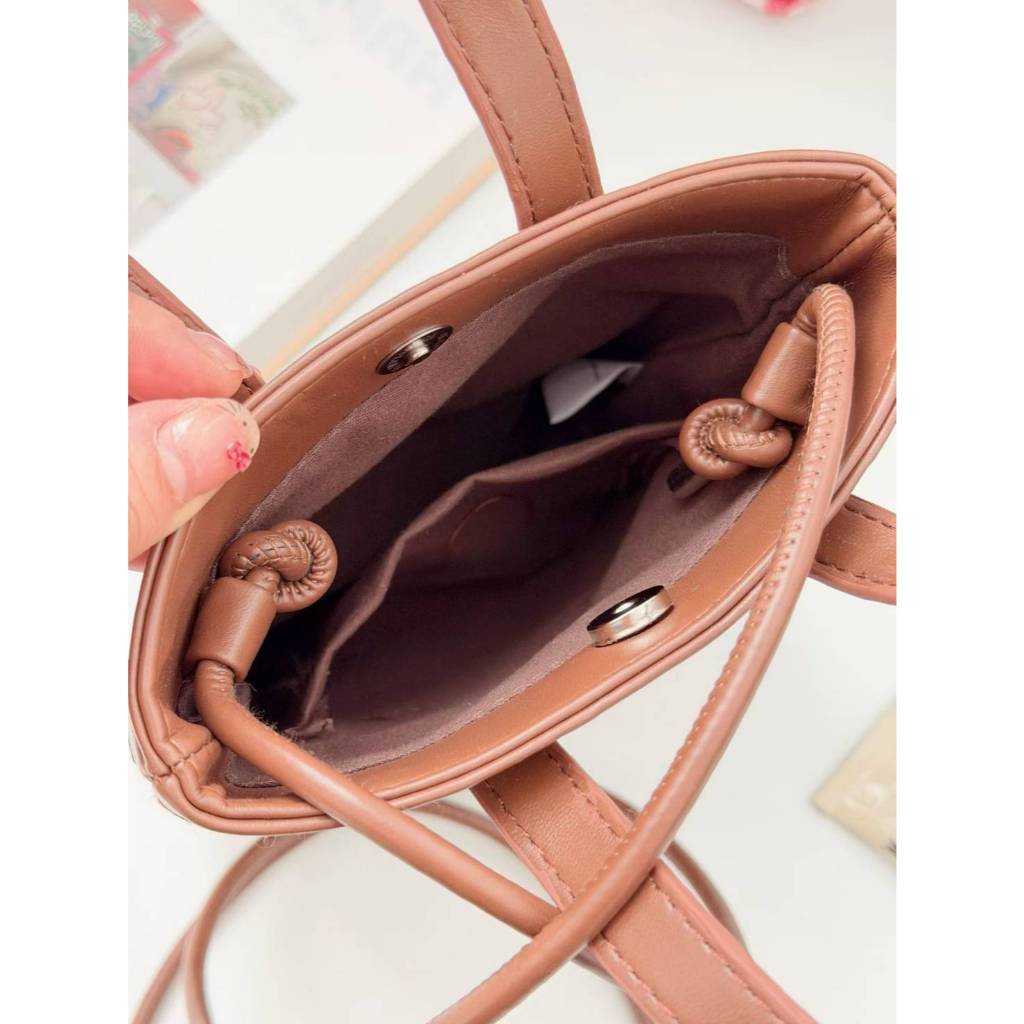 กระเป๋า Hello Kitty มาใหม่ ทรงสะพายข้าง ใส่โทรศัพท์ได้ทุกรุ่น มีหูหิ้วสายสะพายเป็นหนังพียู ถอดสายได้ - รูปที่ 4