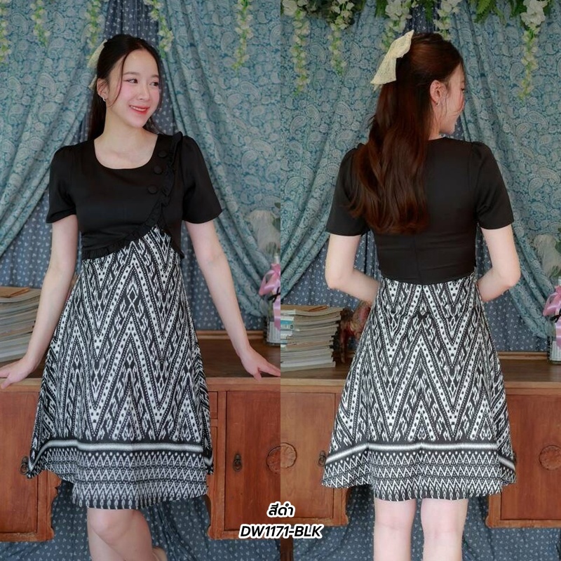S-2XL | เดรสพิมพ์ลายไทยคอเหลี่ยม แต่งกั๊กสีดำ กระโปรงทรงบาน มีซับใน สีดำ D1171