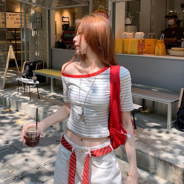 เสื้อยืดแขนสั้น เสื้อเปิดไหล่ ลายทางสีตัดกัน ทรงเข้ารูป เอวลอย ใส่เเล้วดูผอม #222381 - รูปที่ 7