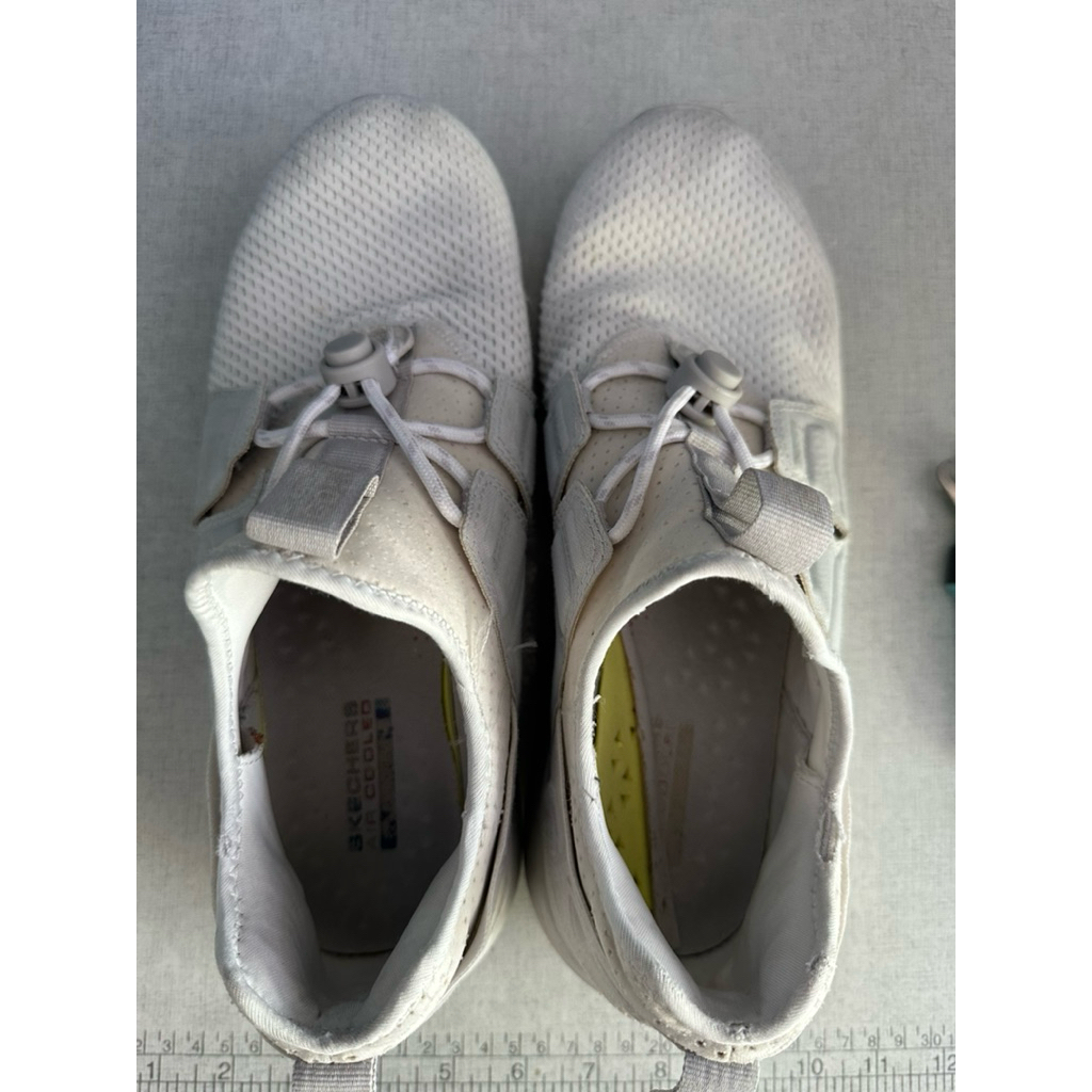 รองเท้ามือสอง skechers สีขาว