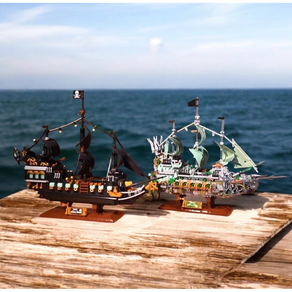 ตัวต่อนาโนเรือโจรสลัด : Black ghost ship   1576 pcs & Green ghost ship 2024 pcs ( ตัวต่อเรืองแสง )