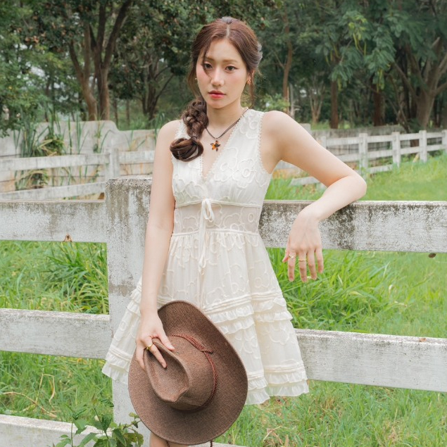 kokiji - Ella Dress (เดรสสั้นลายดอกไม้ปักนูน สีครีม แต่งดีเทลระบาย)