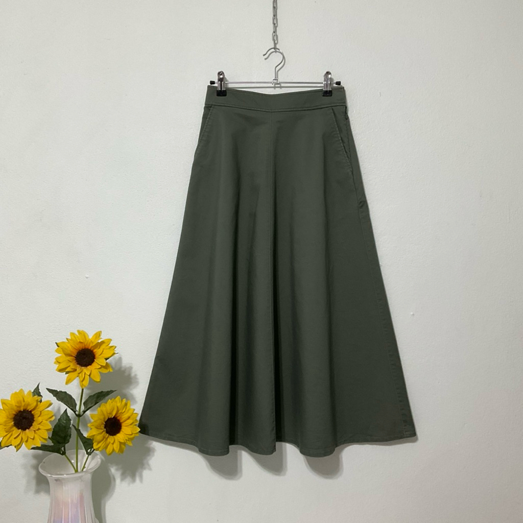 SK415 กระโปรงทรงเอ UNIQLO สีเขียวขี้ม้าไซส์ S เอว25“ยาว32.5”ผ้าคอตตอนชิโน