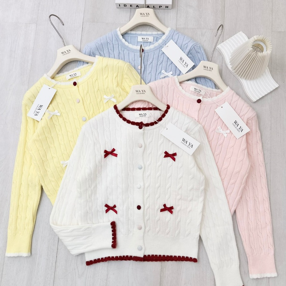 Anna top เสื้อไหมพรมแขนสั้น คอกลม แต่งขอบ กระดุมพาสเทล เนื้อผ้าลายเปีย KN.Clothes