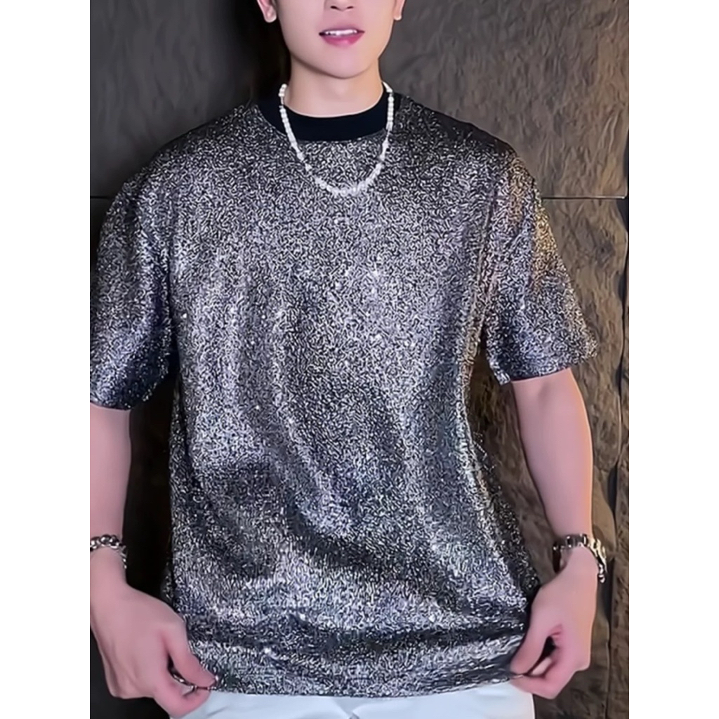 เสื้อยืดคอกลมปักกริสเตอร์เล่นแสงสำหรับผู้ชาย เย็บสองชั้นไม่คัน ผ้านุ่มมากใส่สบาย ใส่ออกงานปาร์ตี้ การธีม วิ้งวับสุด