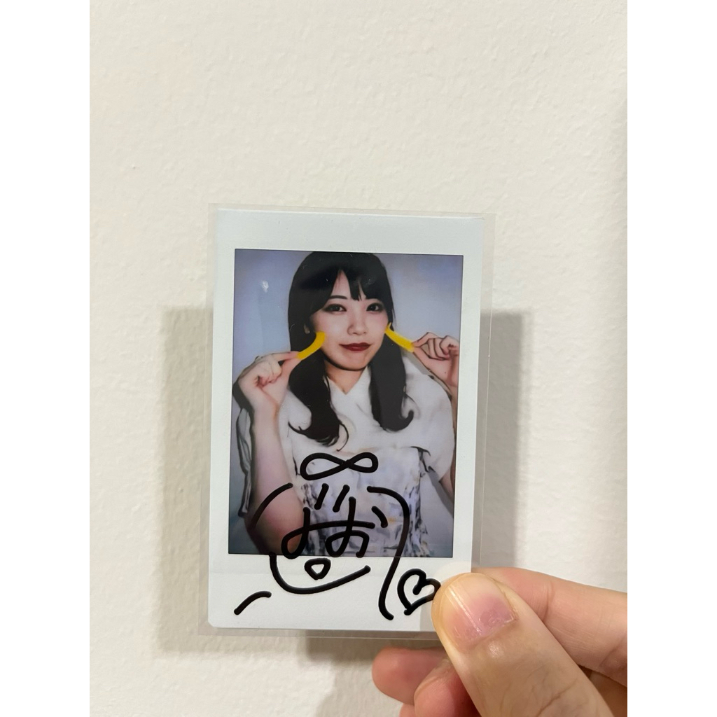 (จากร้านมือสองที่โตเกียว ไม่ชัวร์เรื่องแท้ไม่แท้ครับ) 🇯🇵 เชกิ ลายเซ็น รูปโพลารอยด์ Mio Ishikawa มิโอ