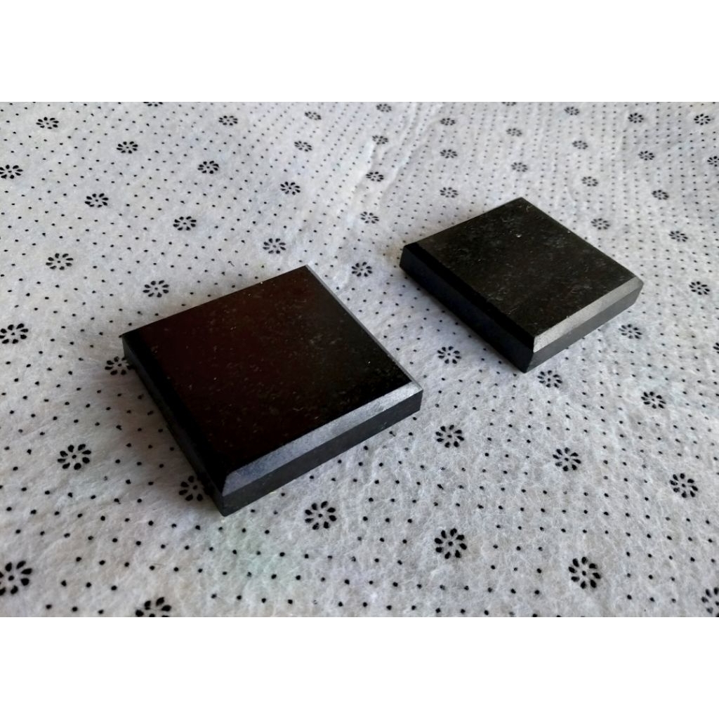 หินดำอินเดีย ขนาด 7x7 cm. ลบคมเรียบร้อย  สำหรับวางทับกระดาษบนโต๊ะทำงาน หรือวางโชว์สินค้าเพิ่มความโดดเด่น