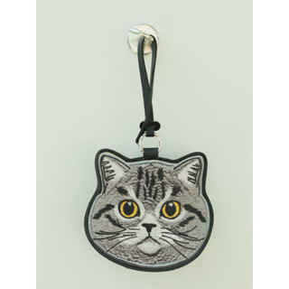 ป้ายห้อยกระเป๋า ลายแมวเทา (งานพิมพ์บนหนัง PU สีดำ)