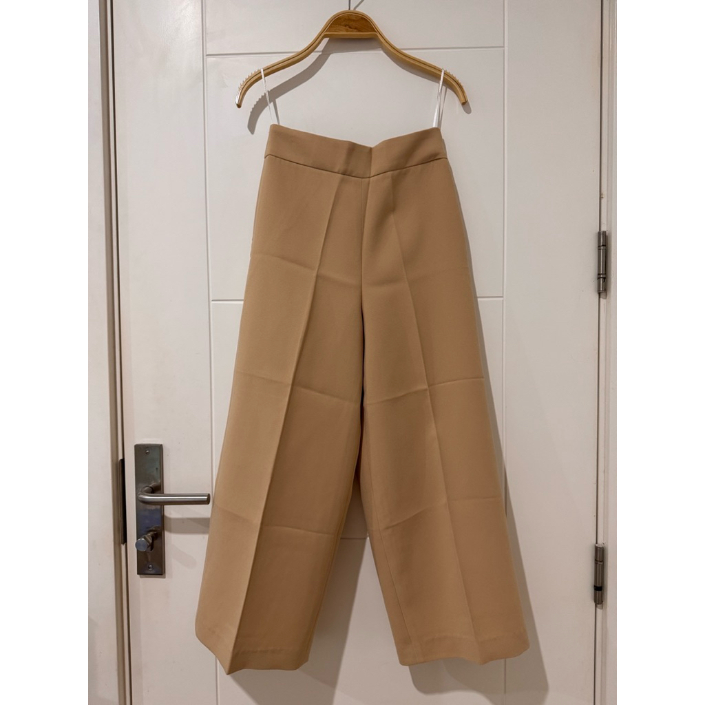 Use like new 🌟 กางเกง Mave.matters สีครีม ไซต์ S ส่งต่อ 500 บาทค่ะ (ราคาเต็ม 1,890)